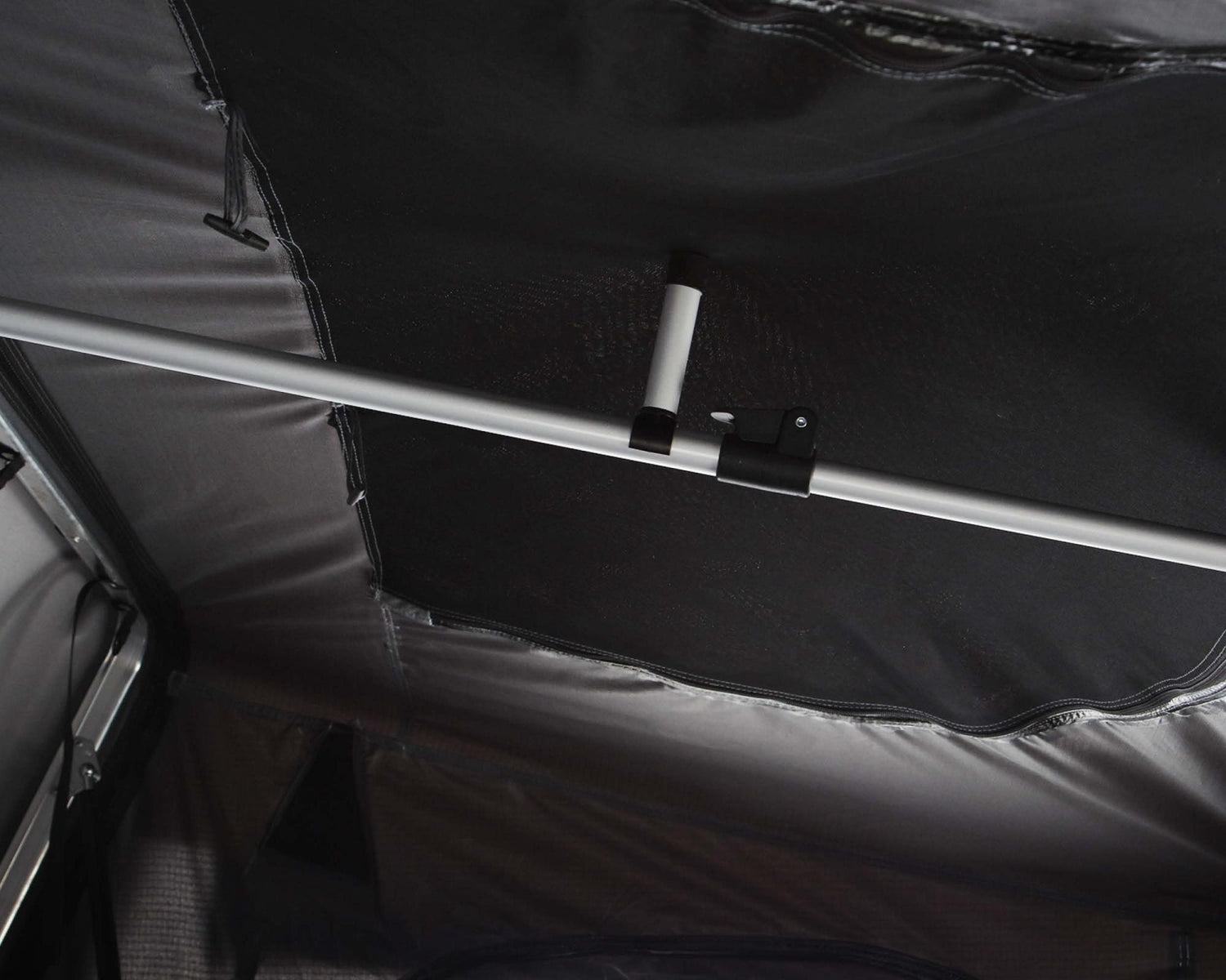 18089901 Bushveld hard shell roof top tent OVS