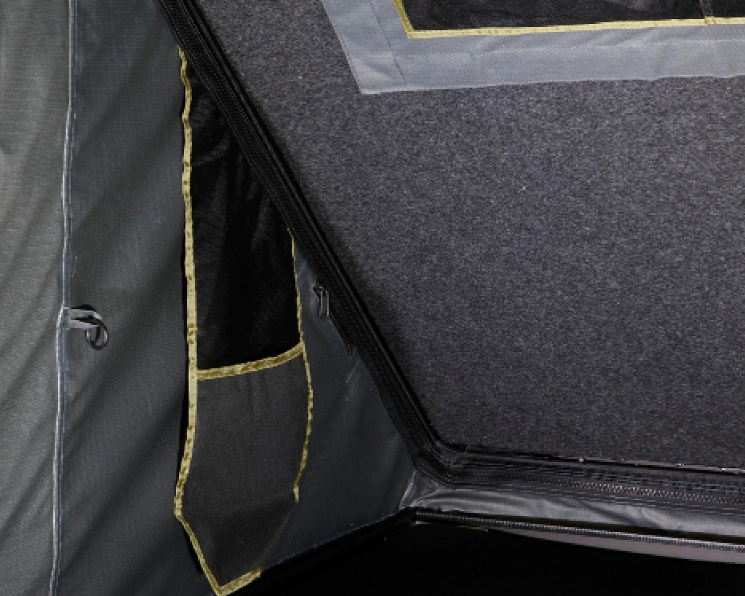 18099901 Mamba 3 Roof Top Tent - Clam Shell Roof Top Tent OVS