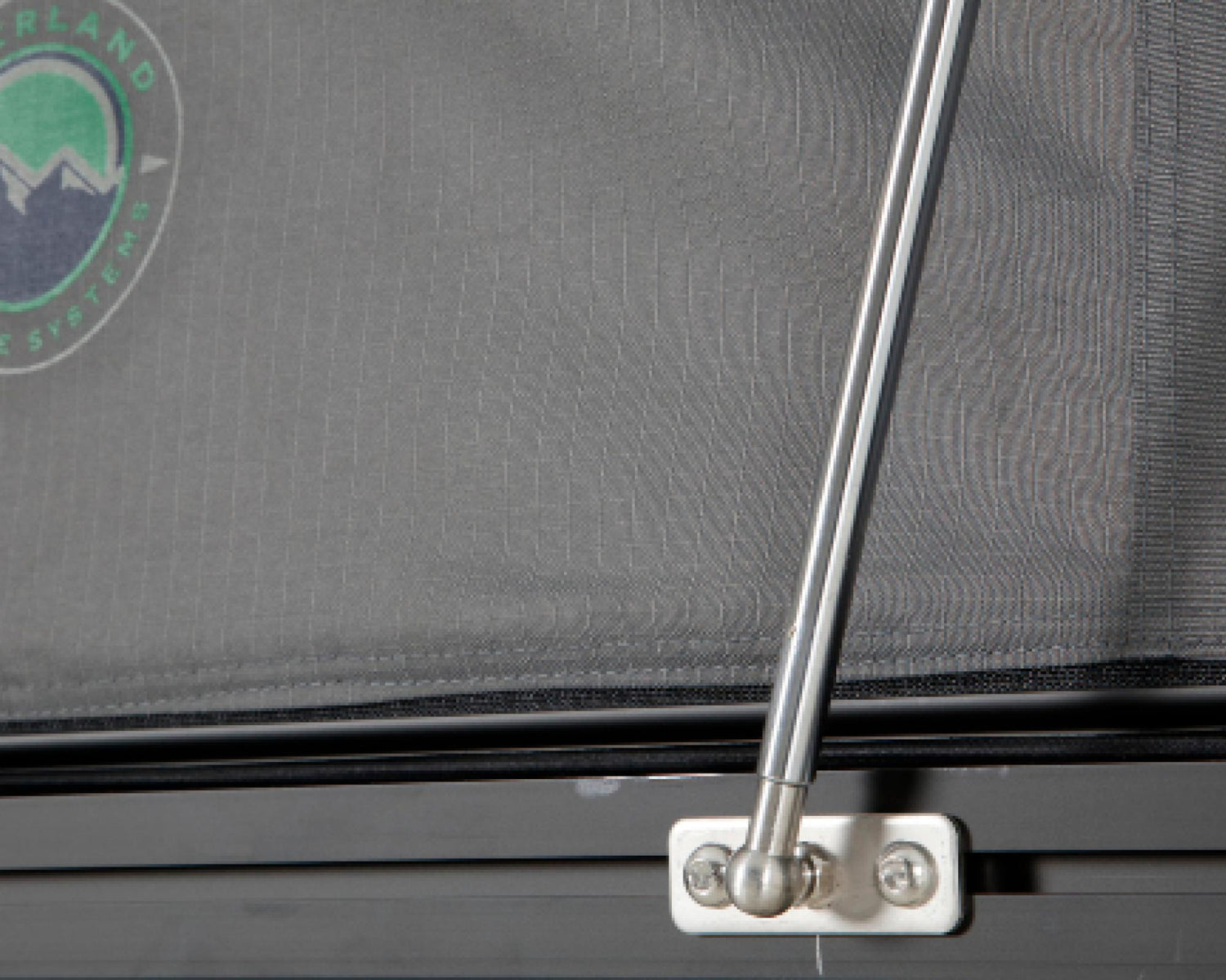 18099901 Mamba 3 Roof Top Tent - Clam Shell Roof Top Tent OVS