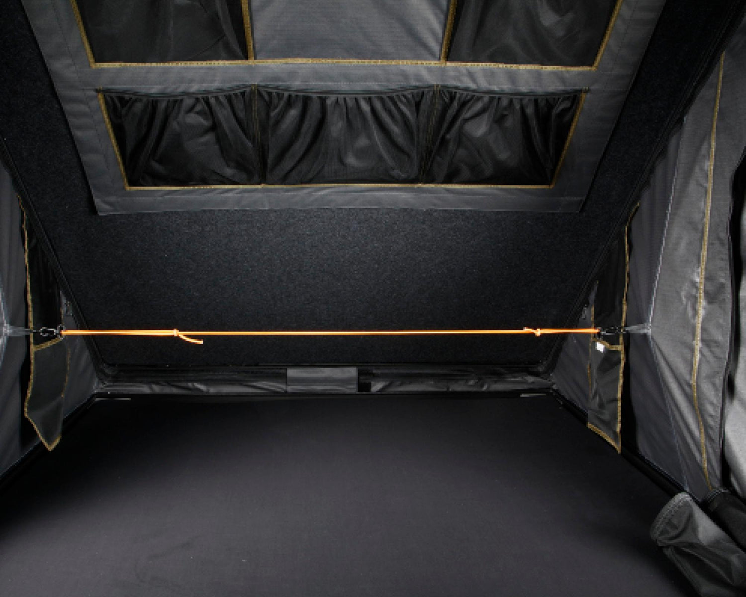 18099901 Mamba 3 Roof Top Tent - Clam Shell Roof Top Tent OVS